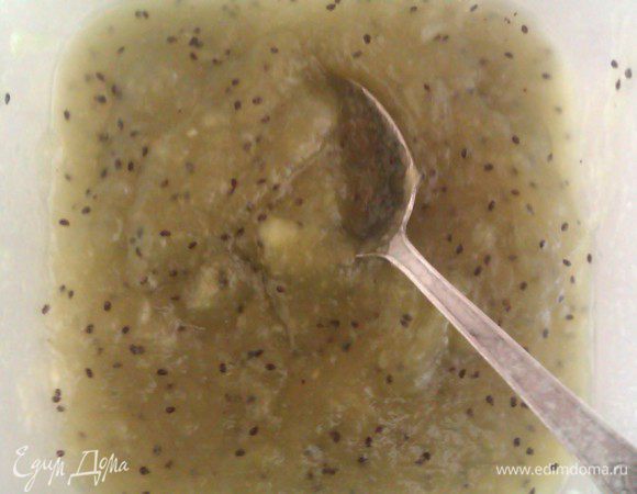 Начинки.
Киви очистить, измельчить блендером, добавить сахар, поставить на огонь , потушить минут 5-7.
Крахмал развести водичкой, влить в киви, постоянно помешивая потушить еще минут 5.
Повторить процедуру с апельсинами.