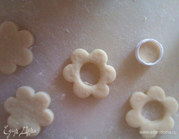 с цветочками аналогичным образом. Только дырочку делала из "подручного" материала..