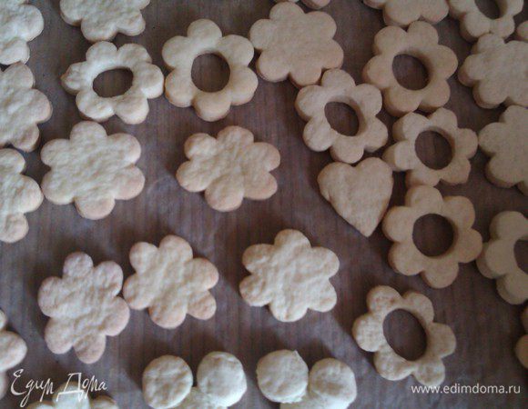 Сформированные печенюшки отправить в духовку на минут 15 (+-). Готовить на маленьком огне. Пусть будет подольше, но на маленьком огне, чем снизу подгорят. Мои большие снизу темные получились, а маленькие нормальные.
Пока пекутся, подготовить следующую партию.