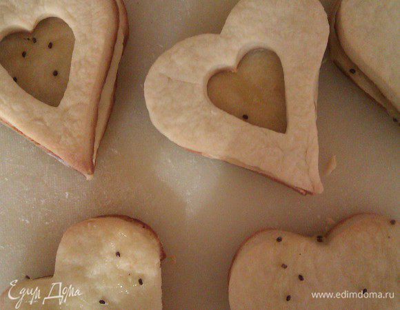 Остывшие сплошные изделия смазать начинкой с одной стороны, далее на смазанную сторону положить изделия "с отверствием".