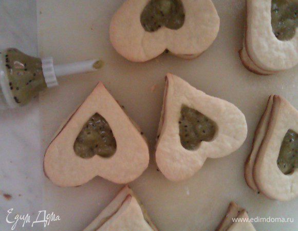 С помощью кондитерского шприца заполнить выемку начинкой.