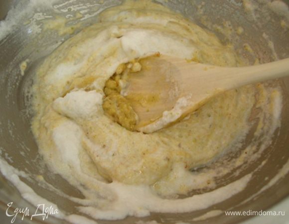 В белки ввести,постоянно перемешивая ложкой(не венчиком), фисташковую массу.Вмешать муку.