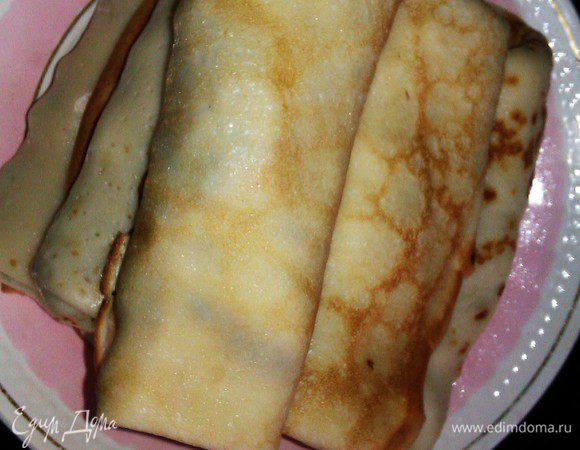 тесто:яйца расколотить с солью венчиком или вилкой;добавить сметану;размешать и добавить 0.5стакана молока и муку.все хорошо размешать,чтобо не было комочков.затем влить остальное молоко и размешать.поставить тесто в холодильник.у меня стояло 3 часа.после достать тесто и добавить масло.перемешать и пожарить блинчики.сделать начинку:лук порезать полукольцами ;филе кубиками;грибы порезать пластинами.на сковороду налить немного масла и положить лук.обжарить лук до прозрачности и добавить грибы;когда жидкость выкипит добавить мясо.жарить до подрумянивания грибов и мяса.когда мясо подрумянится добавить сметану.протушить пару минут и снять с огня.завернуть начинку в блинчики.                                