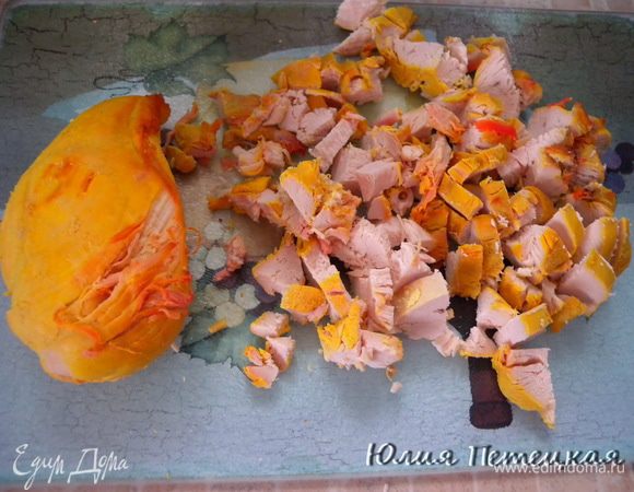 Отварную грудку порезать на кусочки, полить заправкой. У меня вкуснючий малиновый соус. У меня такой цвет мяса потому, что варился в морковном бульоне.