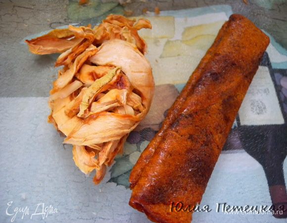 Порезать сухофрукты и пастилу. У меня все самодельное. Абрикос (пастила) и дыня. Орехи почистить и порезать. 