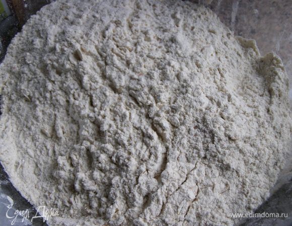 Смешаем все виды муки и хлопья с дрожжами