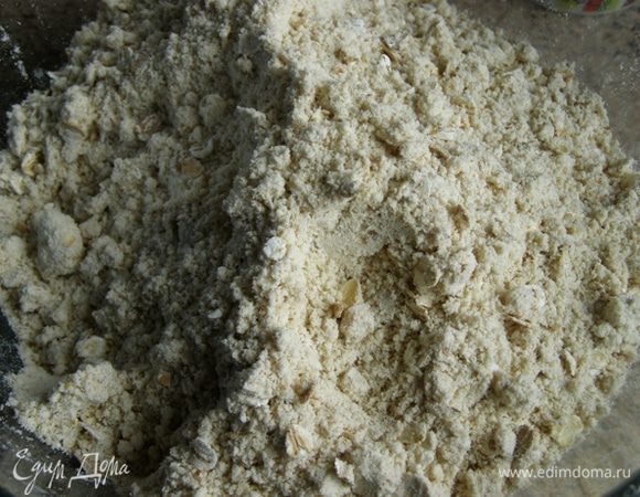 Добавим масло, разотрем с мукой до крошки