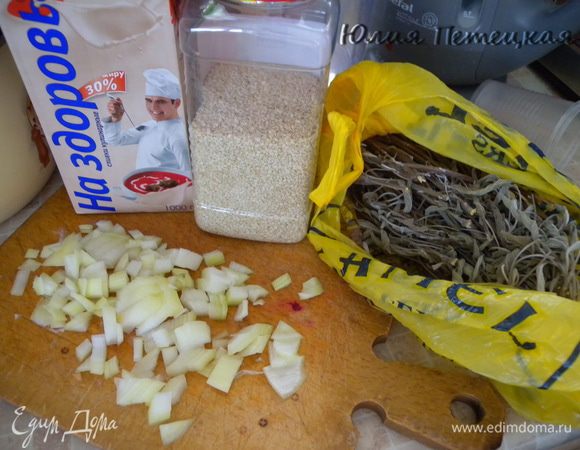 Порезать грудку на кусочки, немного обжарить добавив лук. 