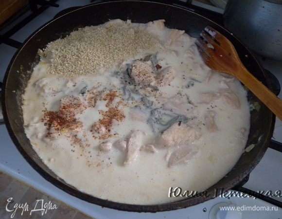 Добавить сливки (+вода), шалфей, перец, орех (потереть) кунжут и протушить в сковородке под закрытой крышкой до готовности.  