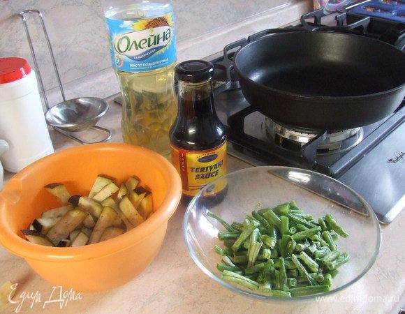 Баклажан порезать на ломтики или кубики, посолить и оставить на 15 минут. Промыть водой и дать немного обсохнуть.