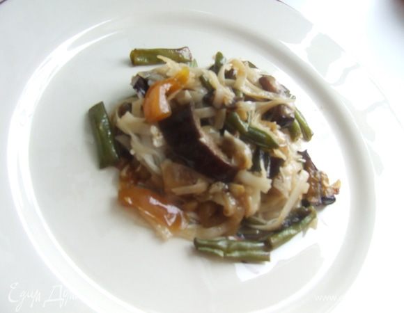 Аккуратно перемешать рагу с лапшой и можно подавать! 
Приятного аппетита!