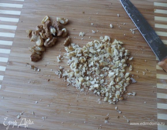 Для начала подготовим начинку: Мелко порубить грецкие орехи.