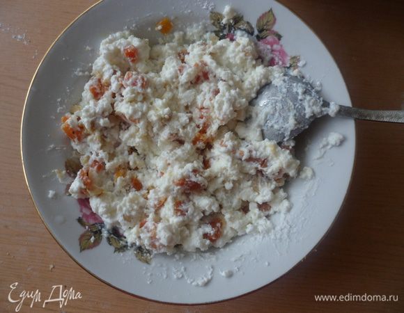 Перемешиваем творог с порубленными грецкими орехами и курагой.