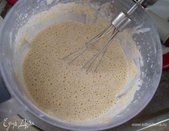 Взбить яйца венчиком. Добавить молоко. Потом крахмал. Смешать отруби с 2 ст л кукурузной муки и ввести в тесто. 