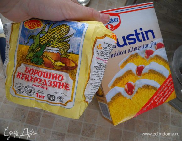 Добавить масло. Перемешать. Добавить нужное количество кукурузной муки. Так, чтобы вам удобно было работать с тестом. Я люблю жидковатое тесто, тогда блины получаются тоньше. Если вкинули много муки - добавьте холодной воды. 