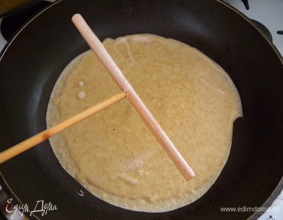 Выпекать на разогретой сковороде с двух сторон. 