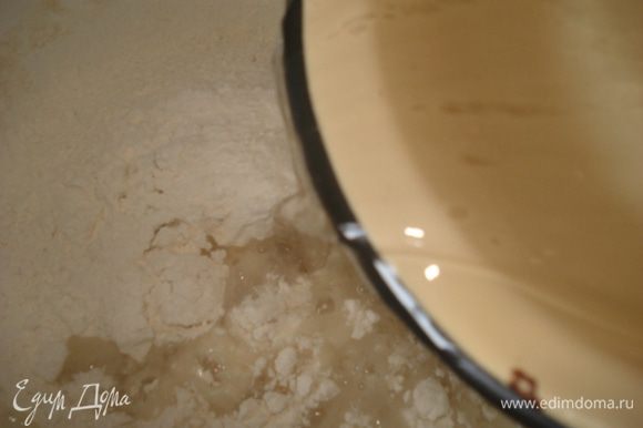 Кипящую жидкость влить в чашку с мукой и замесить тесто. Тесто будет горячим, но при замешивании остужается и становится теплым и нежным.