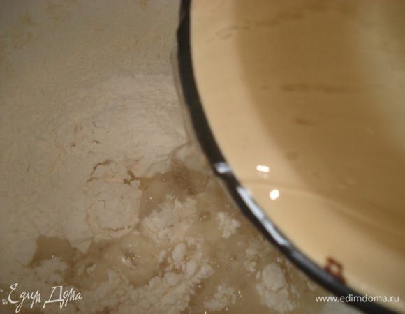 Кипящую жидкость влить в чашку с мукой и замесить тесто. Тесто будет горячим, но при замешивании остужается и становится теплым и нежным.

