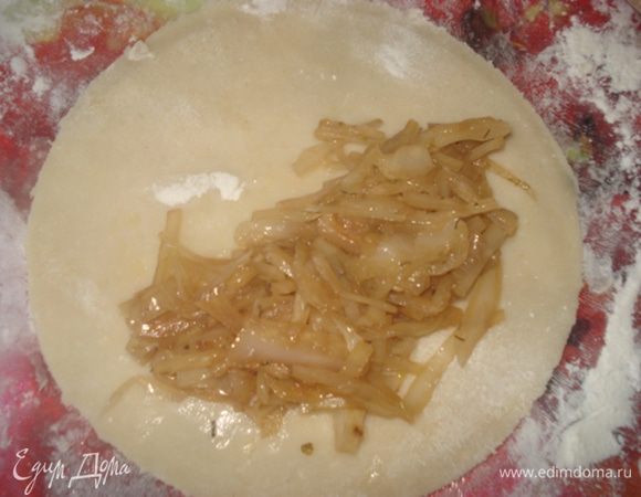 Каждый кусочек раскатать в форме круга, обрезать тарелкой по кругу. Выложить 1 ст.л. начинки на половину лепешки, закрыть второй половиной, придавить и по кругу прижать вилкой, сделав рефленый край.

