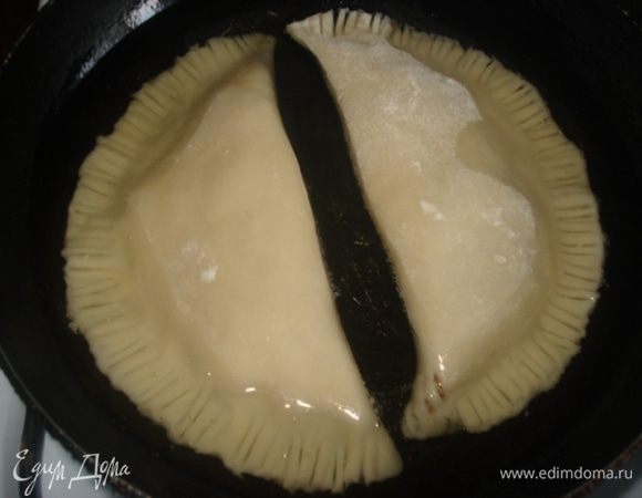 Обжаривать в большом количестве растительного масла до золотистого цвета с двух сторон под закрытой крышкой.

