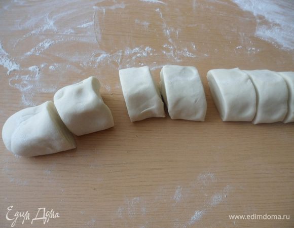 Колбаску разрезаем на несколько небольших равных кусочков.