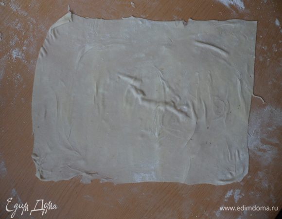Затем берем одну часть и раскатываем тонко-тонко, чтобы получилось тесто почти прозрачное и толщиной как бумага.