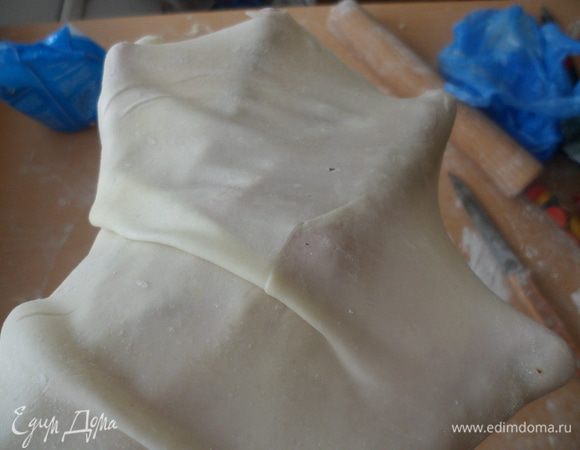 Затем тесто аккуратно вытягиваем на тыльной стороне рук.