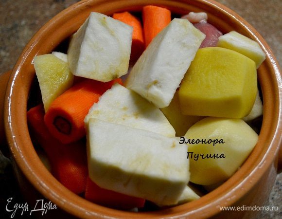 Куриную грудку распределяем на дно горшочка,нарезаем крупно ингредиенты ,налить чуть выше середины горшочка кипятка,прикрыть крышкой и в духовку на 30мин.при 180-200гр.Готовые овощи взбиваем блендером ,добавляем сливки,зелень.