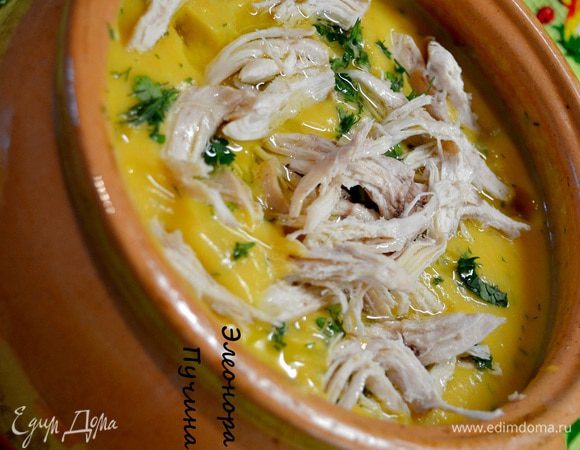 Куриную грудку достать и с помощью вилочки разделить на кусочки.Мясо курицы подать в тарелки, сверху суп-пюре,украсить зеленью и полить ароматным подсолнечным маслом!!!