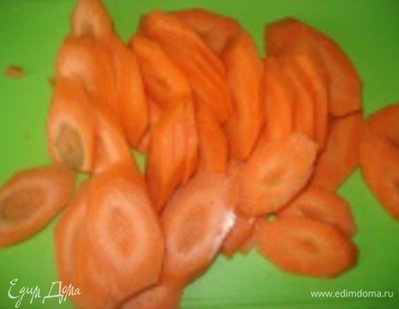 Морковь очистить и нарезать кружочками под углом.

