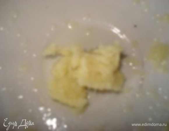 Имбирь натереть на мелкой терке.

