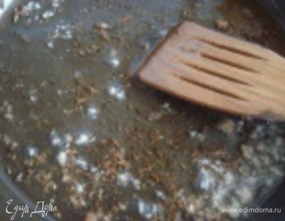 На растительном масле обжарить семена кумина пока они не начнут стрелять, затем добавить имбирь и обжарить до золотистого цвета.


