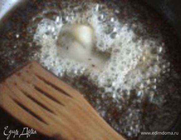 Добавить мед и, постоянно помешивая, довести до растворения меда, добавить куркуму и хорошо перемешать.

