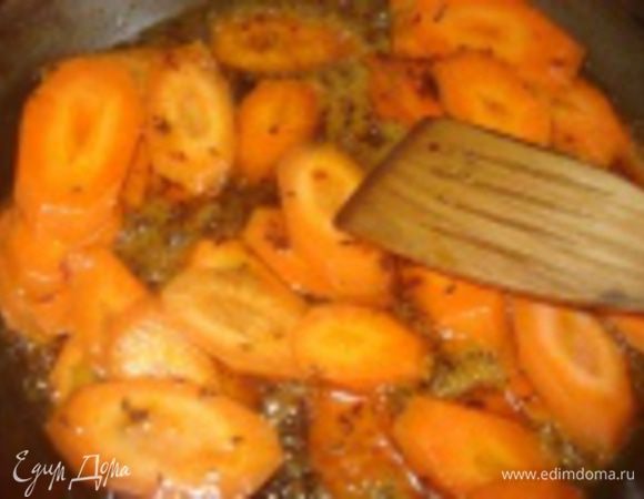 Теперь выложить нашу морковь в глазурь и, постоянно помешивая, чтобы не сгорела, обжаривать в течение 3-4-х минут.

