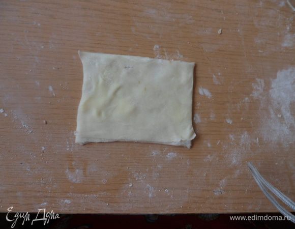 Каждую часть смазываем сливочным маслом и складываем друг на дружку.