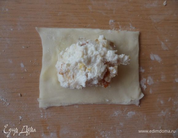 Кладем на тесто начинку, так что бы ее не было ни много, ни мало.