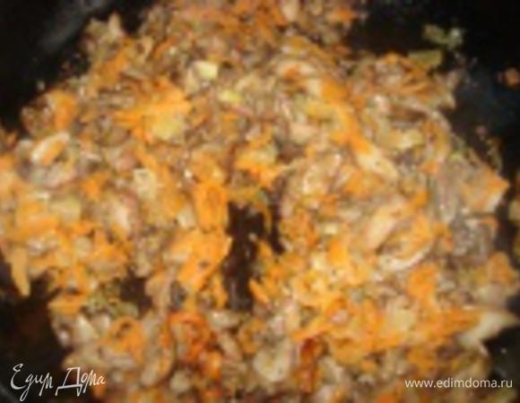 Морковь натереть на крупной терке. Лук и грибы  порезать мелкими кубиками. Обжарить лук, морковь и грибы на растительном масле до готовности. Посолить, поперчить, добавить базилик, орегано.

