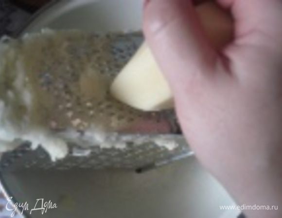 Сырой картофель натереть на терке мелкой и отжать сок в чашку. Чашку с соком отставить на 10 минут, чтобы осел крахмал. Слить оставшийся сок. Крахмал выложить в натертый картофель и хорошо перемешать. Посолить, поперчить, добавить базилик или розмарин.

