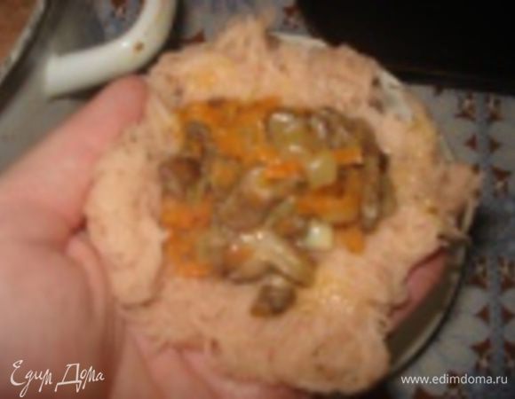 Из картофельной массы сформировать лепешку. В центр положить начинку и защепить края, обавлять в муке и обжарить со всех сторон до золотистого цвета на растительном масле. Выложить картофельные шарики в форму для запекания.

