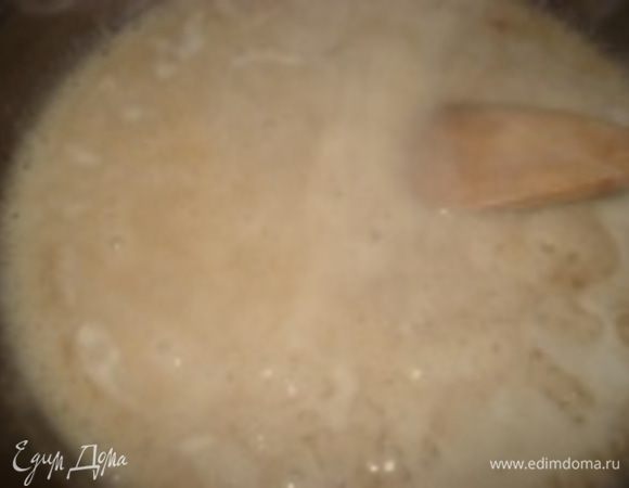 На сухой сковороде обжарить 1 ст.л. муки до золотистого цвета, залить двумя стаканами бульона грибного или воды, посолить, поперчить и проварить на медленном огне минут 10. Залить соусом колдуны и запекать в предварительно разогретой до 180 градусов духовке около 20 минут.

