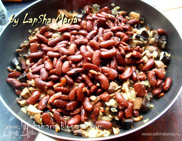 Добавить предварительно отваренную до мягкости фасоль. Перемешать, добавить 100 мл. воды. Посолить, поперчить, добавить тимьян и орегано. Накрыть крышкой, уменьшить огонь и оставить томиться на 20 минут.  