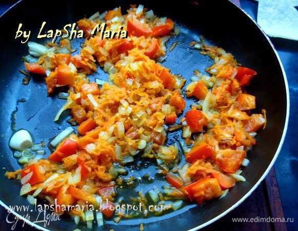 Обжарим их на оливковом масле до прозрачности лука. Затем добавим бульон или воду, уменьшим огонь и не закрывая крышкой потушим минут 10. 