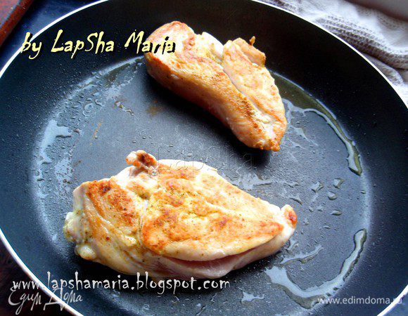 Куриное филе натрем солью, перцем и хмели-сунели. На сильном огне обжарим с двух сторон до золотистой корочки. Уменьшим огонь, накроем крышкой и потомим минут 7-10 до полуготовности. Не рискнула класть сырую курицу в пирог, вдруг бы не успела пропечься. И не прогадала.  