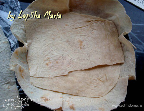 На сыр укладываем ещё один слой лаваша. Мы это делаем в первую очередь потому что это уплотнит дно пирога и он не порвется в последствии. Ну и конечно, потому что это ну ооочень вкусно, сырное дно... ммм! 