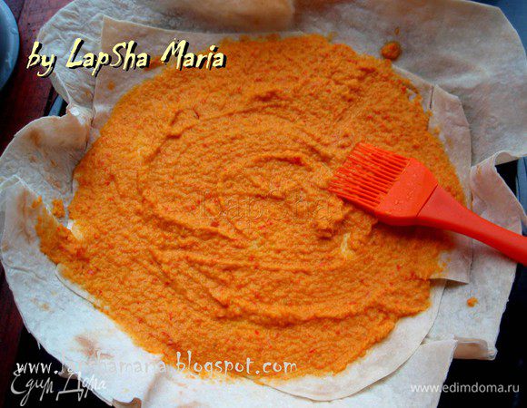 Смажем верхний слой лаваша нашим подостывшим соусом.