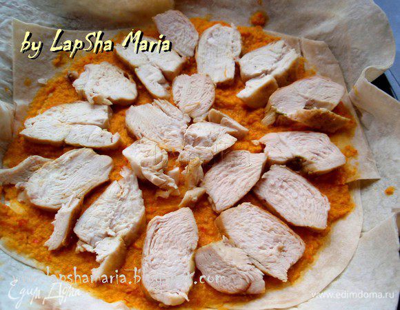 Выложим кусочки курицы.