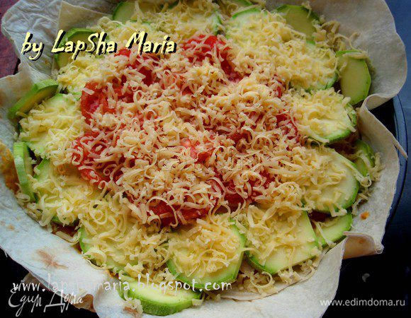 Присыпем все сыром, столько сколько вам больше нравится, но не забывайте, что у нас ещё и дно сырное. 