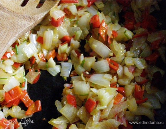 На среднем огне на масле  обжарим чеснок, перец чили, лук и стебли кинзыв течение 10 минут