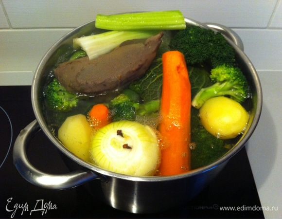 Вымыть и почистить овощи, сложить их в большую кастрюлю, залить водой, чтобы она чуть их покрывала. Можно варить в скороварке, тогда время соответственно уменьшать.