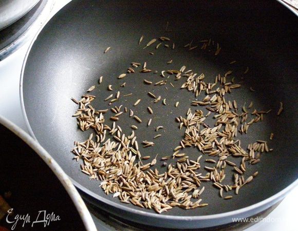 Тмин обжарим на сухой сковороде на среднем огне